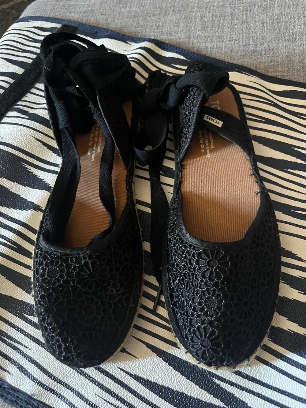 TOMS w 7 tie up black flats